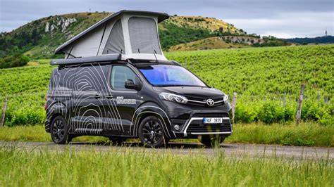 Obrázek střešní vyzdvihovací konstrukce a vnitřní uspořádání Toyoty ProAce Nomad Wanderer