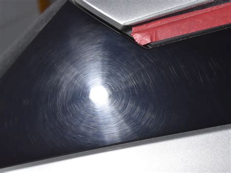 Detail propadliny v laku na zadním lemu vozidla