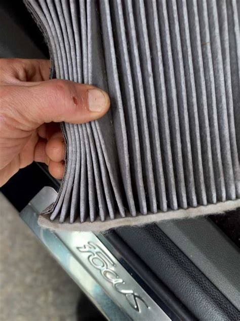Vizualizace směru toku vzduchu v kabině vozu a umístění kabinového filtru