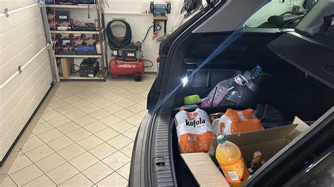 Schéma uspořádání dorazů na víku kufru a karoserii