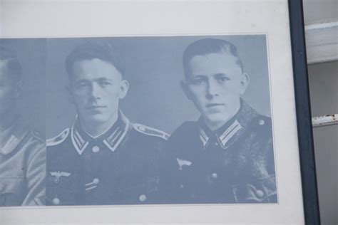 stará fotografie bratrů Ivanssonových u jejich autoservisu