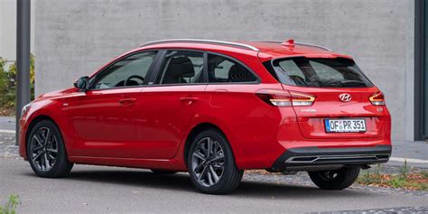 Fotografie Hyundai i30 kombi s namontovaným tažným zařízením a s odstraněným kulovým čepem