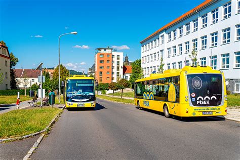 vizualizace nového vozového parku České pošty s dominantní bílou barvou