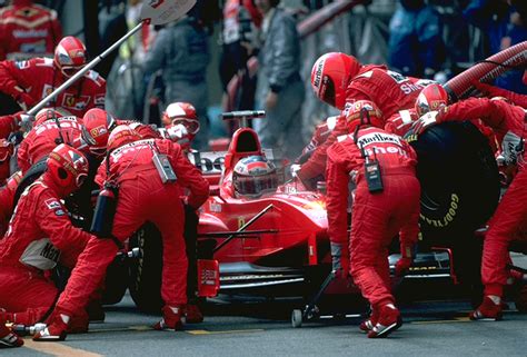 Historické fotografie společnosti Goodyear a jejích úspěchů v motoristickém sportu a průzkumu vesmíru.