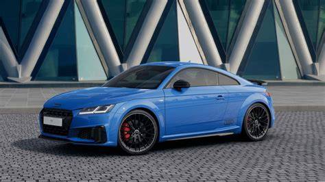 Infografika k designu Audi TT a TT TTS, s vyznačením hlavních prvků karoserie a světlometů