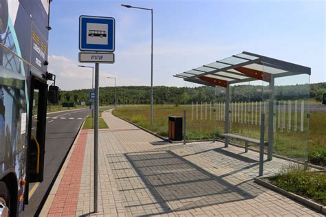 Bezpečnost u zastávek: interakce s MHD a školními autobusy