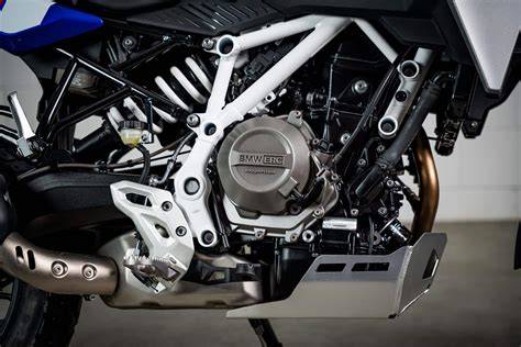 BMW F 450 GS v terénu a detail motoru