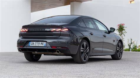 Fotografie montáže tažného zařízení na Peugeot 508 SW GT