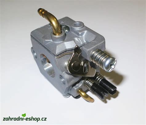 Detailní pohled na motorovou část vozu Mazda 323F