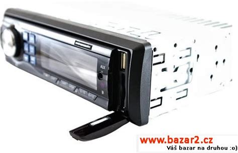 Detail autorádia Opel s označeným AUX vstupem