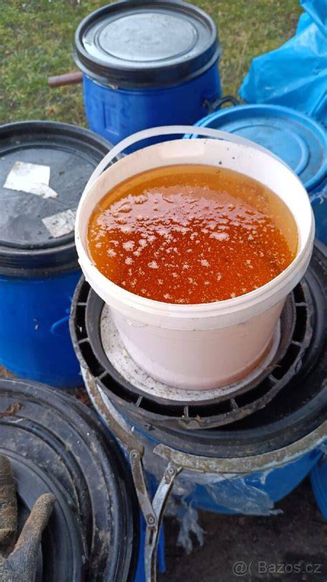 Obr.1: Tok recyklovaného kuchyňského oleje od sběrného místa k rafineriím