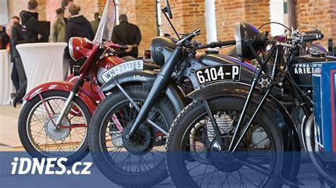 Obrázek: marcový sraz a historická Dacia