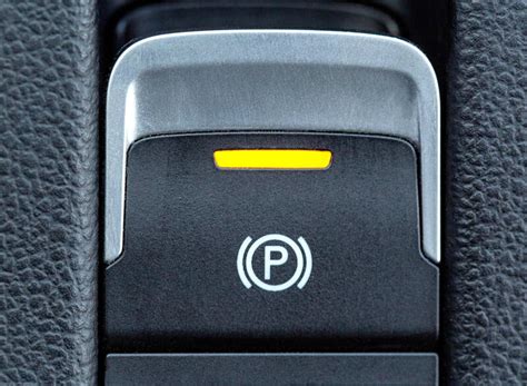 Infografika: Jak funguje elektrická parkovací brzda na XC90