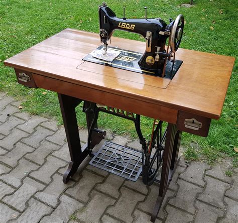 Infografika: Jak funguje šlapací šicí stroj a litinový podstavec vs. moderní elektrické stroje