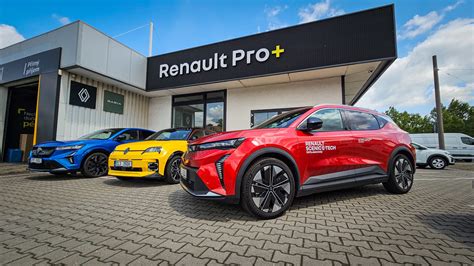 Ilustrační fotografie moderního autoservisu s logem Renault a Dacia.