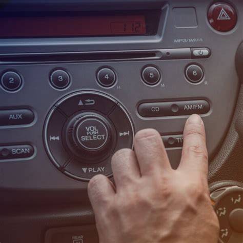 Infografika: Tok načítání USB a napájení v systému rádia Ford Mondeo
