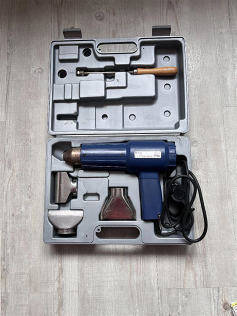 Sada nářadí pro aplikaci autofólií: stěrka, řezač, horkovzdušná pistole.