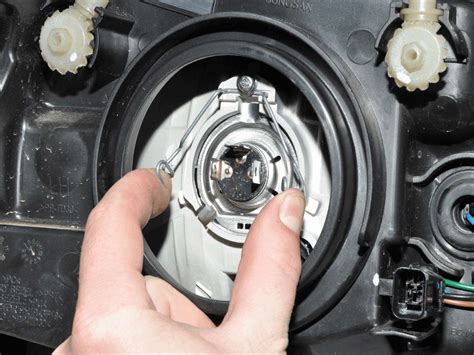 Schéma výměny žárovky předního světlometu