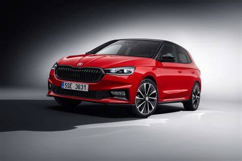 červená Škoda Fabia Monte Carlo bok pohled