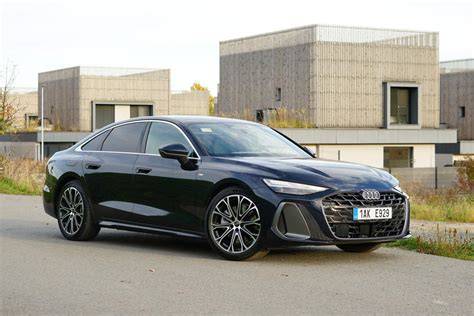 Grafika ukazující porovnání hmotností a členění hnací síly mezi A6 a konkurenčními modely