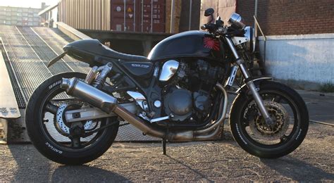 Ilustrační foto motocyklu Suzuki GSX 750 Inazuma v klasickém nakedbike provedení