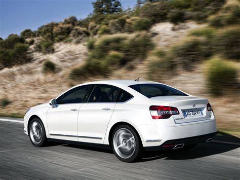 Citroën C5 sedan a kombi design frontální světlomety