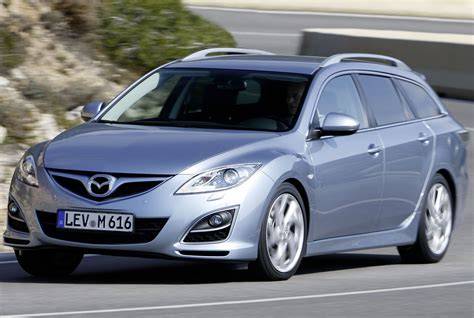 Infografika srovnání verzí Mazda 6 GH: pohon, motory, převodovky, výbava a typy karoserie