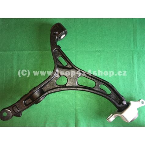 Detailní záběr na rameno přední nápravy s viditelným pryžovým silentblokem