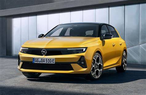 Auta Opel uprostřed města
