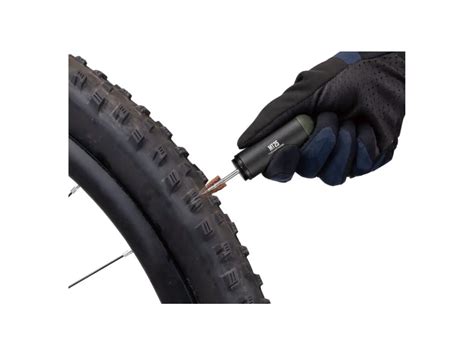 Ilustrace různých typů bezdušových plášťů a ventilků.