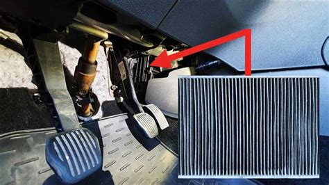 Obrázek ukazující typické umístění kabinového filtru v Dacia Duster
