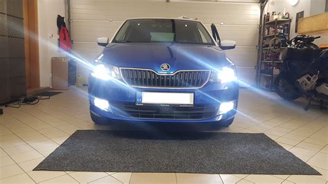 Ilustrační foto světlometu Škoda Superb 2 s rozsvícenou xenonovou výbojkou