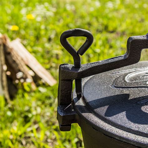 Ilustrace litinového kotlíku s poklicí