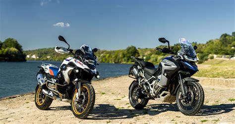 Infografika rozdílů modelů BMW R GS (1200 vs 1250) a výbavy pro cestování