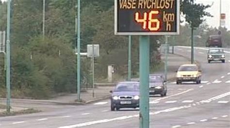 Informativní panel zobrazující rychlost vozidla