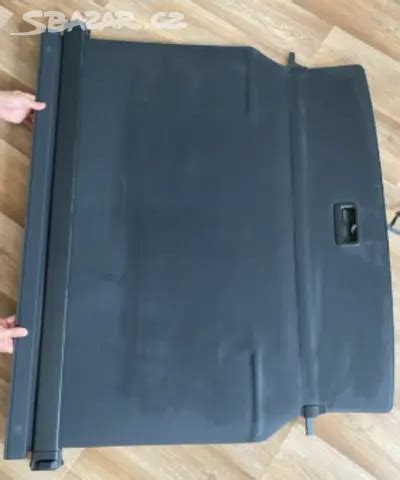 Detailní pohled na mechanismus rolety zavazadlového prostoru a její upevňovací body