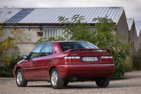 Citroën Xantia zezadu s viditelnými nárazníky