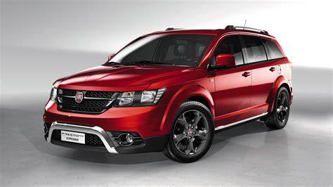 Obrázek sady tažného zařízení z balení a ukázka montáže na Fiat Freemont