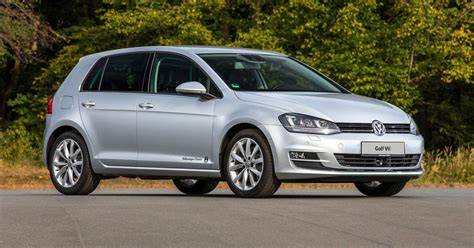 Infografika: Porovnání verzí VW Golf VII a Golf VII Maraton Edition, zaměření na spotřebu, výkon a prostor pro zavazadla