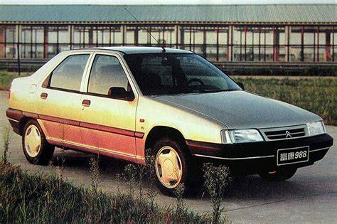 Infografika: Přehled verzí Citroën ZX (hatchback, sedan, kombi) a jeho výrobní léta