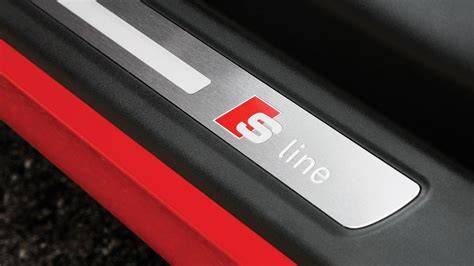 Makro snímky: textura kůže a vygravírované logo Audi S Line