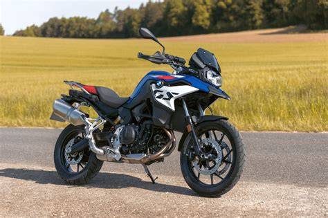 Obrázek: BMW F 800GS v terénu se zdůrazněnou ergonometrií a designem