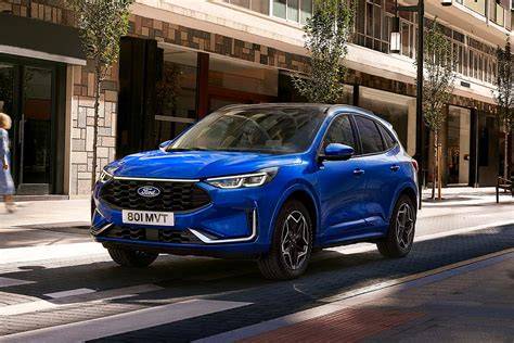 Modrý Ford Kuga na městské ulici - exteriér a rozměry