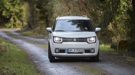 Graf porovnávající spotřebu paliva Suzuki Ignis s hybridním a konvenčním pohonem