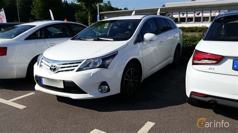 Boční profil vozu Toyota Avensis T27 s dynamickou siluetou