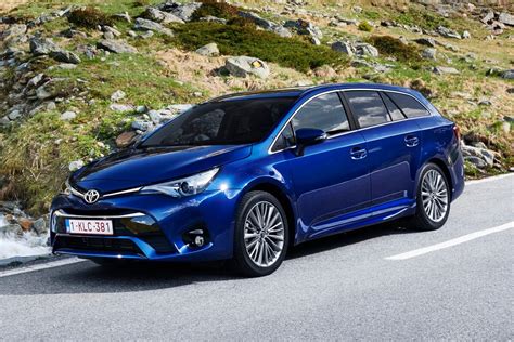 Zadní část kombi verze Toyoty Avensis Touring Sports