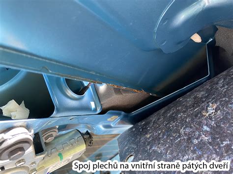 Detail koroze na spodní části dveří vozu Toyota