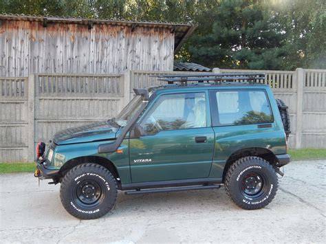 Schéma: Evoluce Suzuki Vitara od 1988 do nynější generace a srovnání rozměrů jednotlivých generací