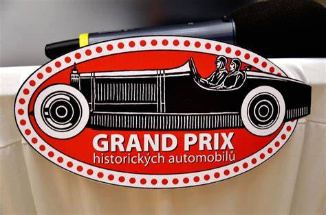 Portréty historických automobilů, světelné odlesky na chromu