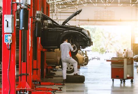 Ilustrace komplexní testovací linky pro autoservis s válcovou zkušebnou brzd, vibrační zkušebnou tlumičů a testem sbíhavosti.